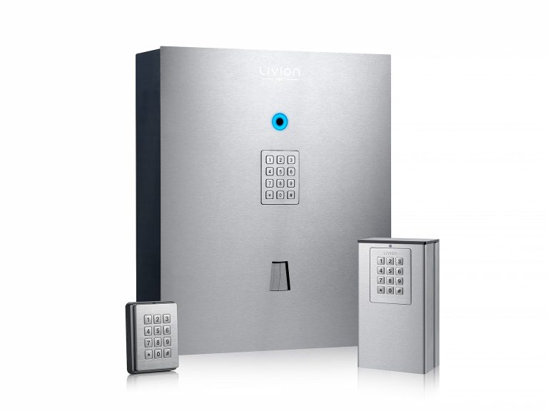 Sichere Schlüsselausgabestationen mit Zahlencode in Silber.