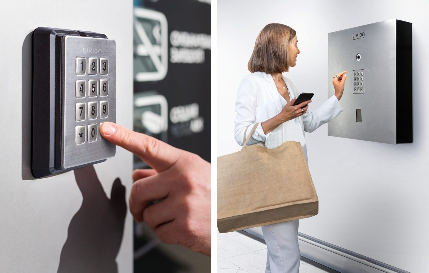 Eine Person nutzt einen Schlüsselautomaten, während sie eine Tasche und ein Smartphone hält.